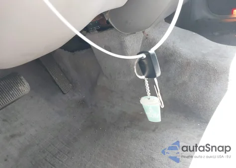 2000 Lincoln Town Car Executive z USA, uszkodzony, nr VIN 1LNHM81W4YY836914